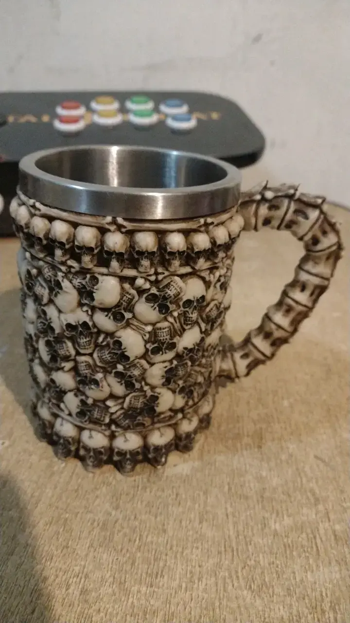 Taza de calaveras estilo gótico - 1