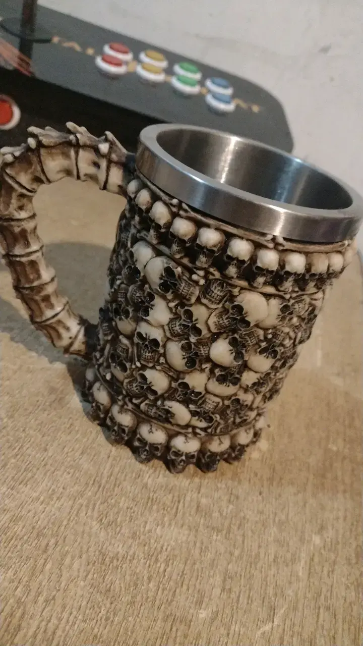Taza de calaveras estilo gótico - 2