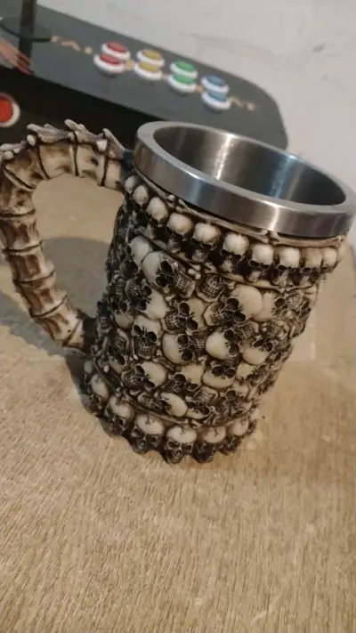 Taza de calaveras estilo gótico - miniatura 2