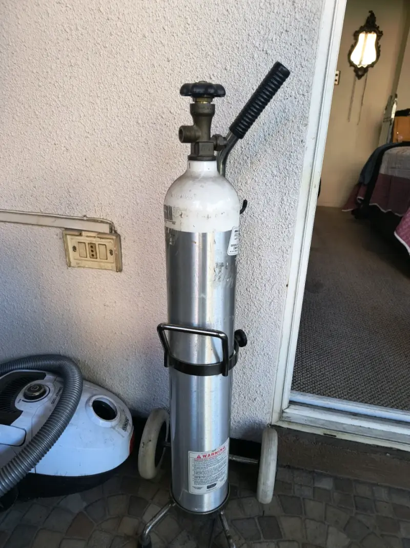 Cilindro de oxígeno portátil con ruedas