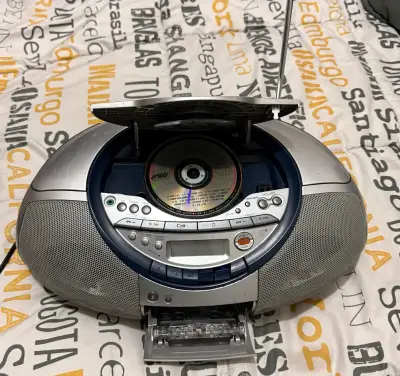 Radio portátil Sony con CD, Cassette, Radio y MP3 - miniatura 2