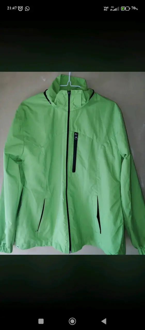 Chaqueta verde impermeable para hombre