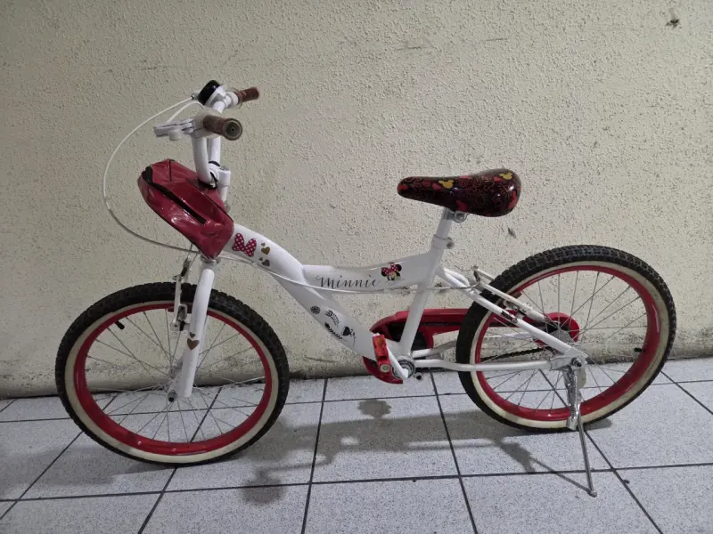 Bicicleta infantil blanca con detalles rojos