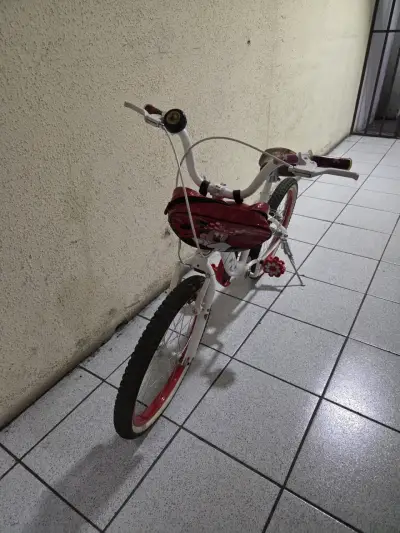 Bicicleta infantil blanca con detalles rojos - miniatura 2