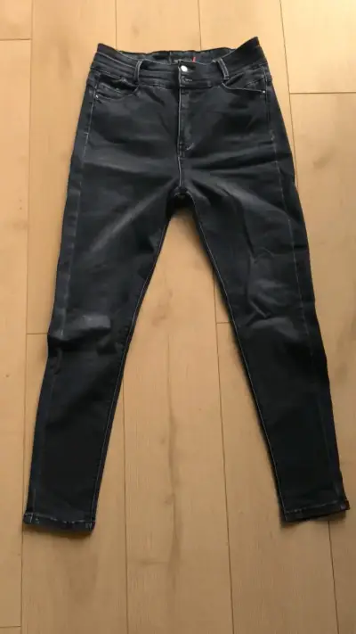 Jeans ajustados negros para mujer - miniatura 1