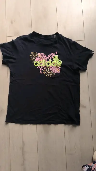 Polera Adidas con diseño floral - miniatura 1