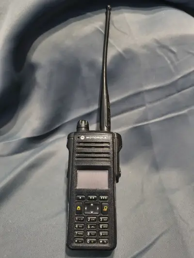 Radio portátil Motorola APX 2000 - miniatura 1