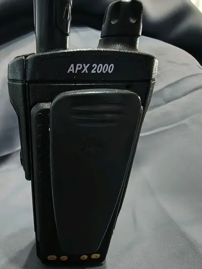Radio portátil Motorola APX 2000 - miniatura 3