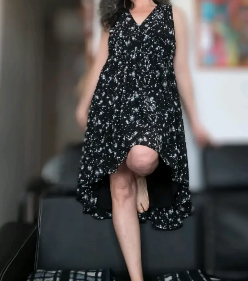 Vestido negro con diseño asimétrico