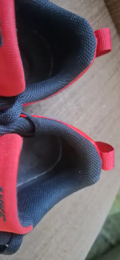 Zapatillas deportivas Nike rojas y negras - miniatura 2