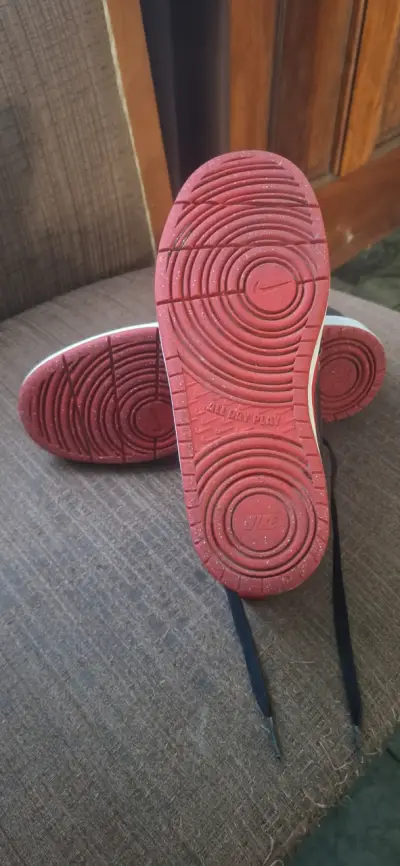 Zapatillas deportivas Nike rojas y negras - miniatura 3