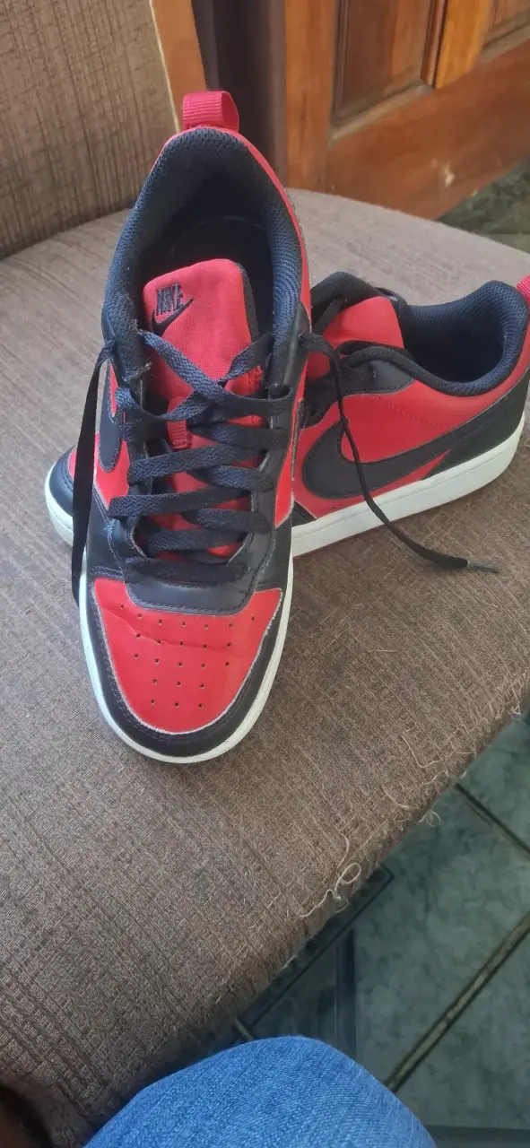 Zapatillas deportivas Nike rojas y negras - 4