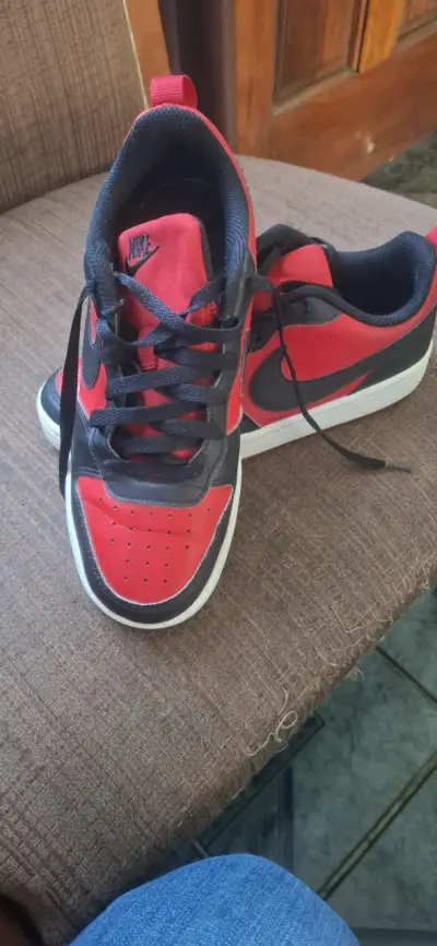 Zapatillas deportivas Nike rojas y negras - miniatura 4