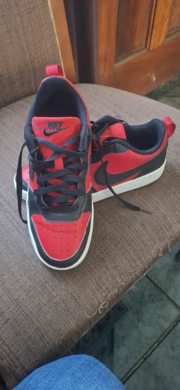 Zapatillas deportivas Nike rojas y negras - 5