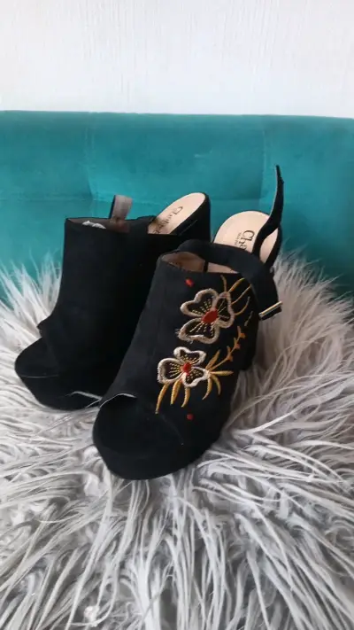 Zapatos de tacón alto negros con bordado floral - miniatura 1