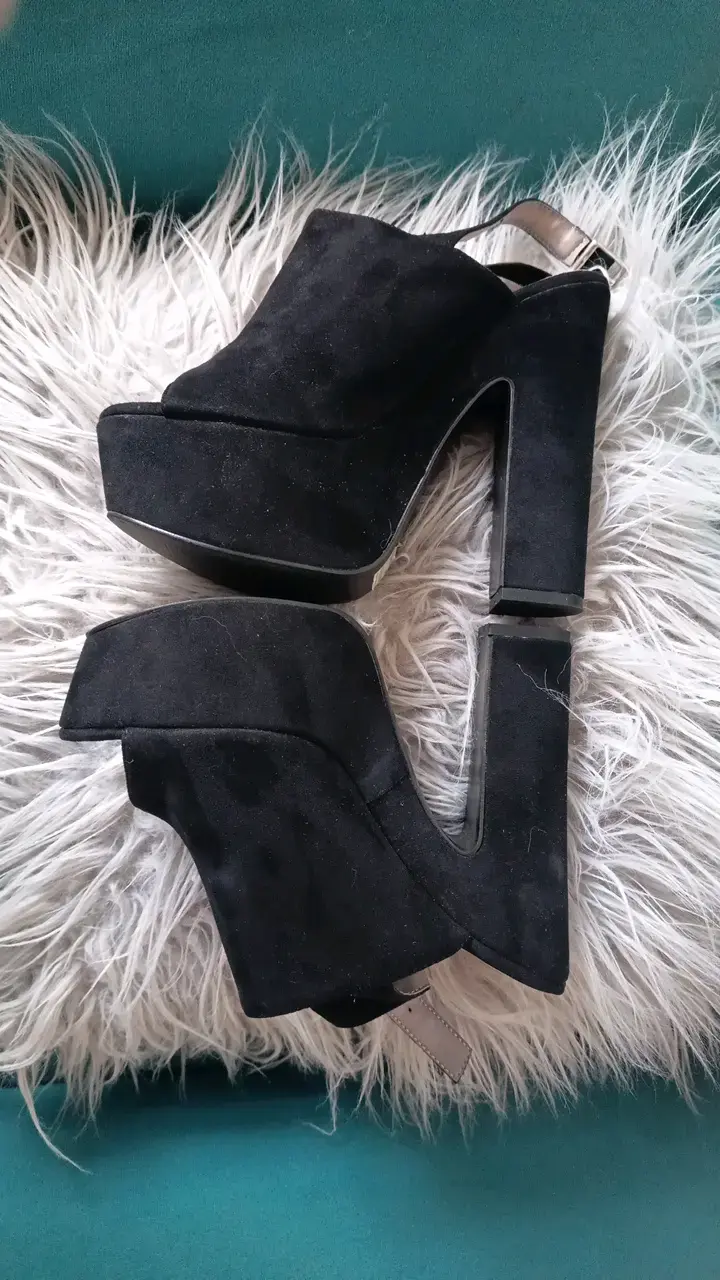 Zapatos de tacón alto negros con bordado floral - 2