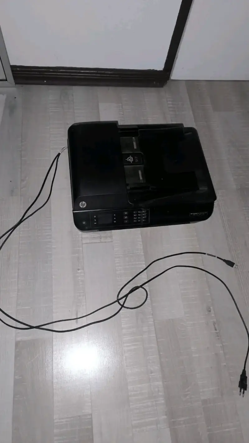 Impresora multifuncional HP con cable USB