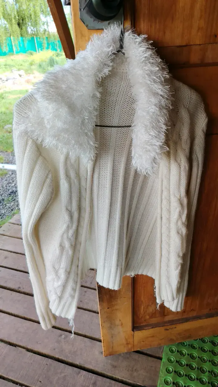 Chaleco blanco de lana con cuello peludo - 1