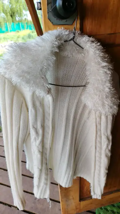 Chaleco blanco de lana con cuello peludo - miniatura 2
