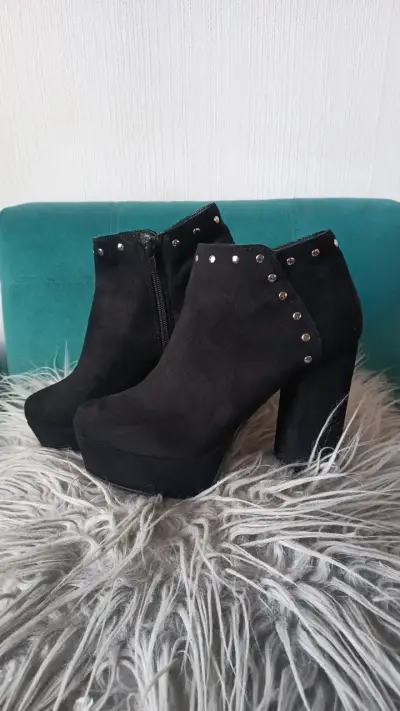 Botines negros con tacón alto y tachas - miniatura 1