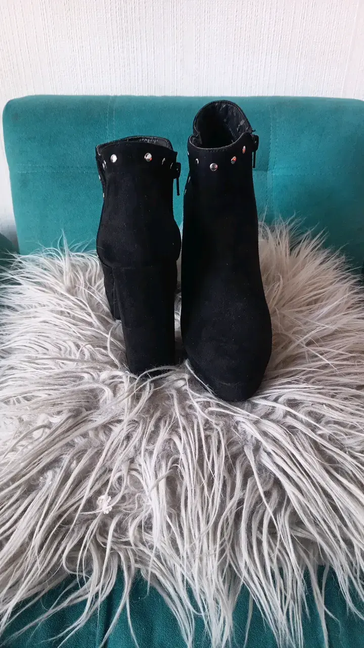 Botines negros con tacón alto y tachas - 2