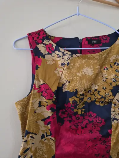 Vestido floral sin mangas en tonos vibrantes - miniatura 2