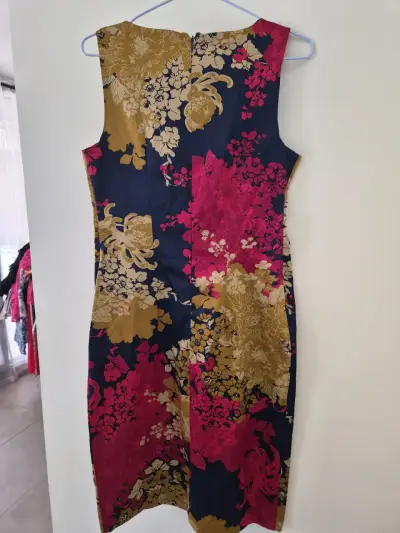Vestido floral sin mangas en tonos vibrantes - miniatura 3