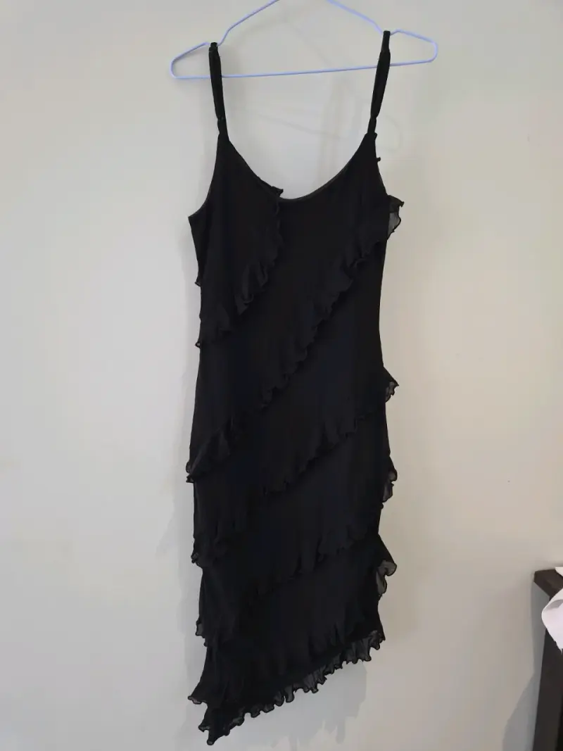Vestido negro con volantes elegante - 3