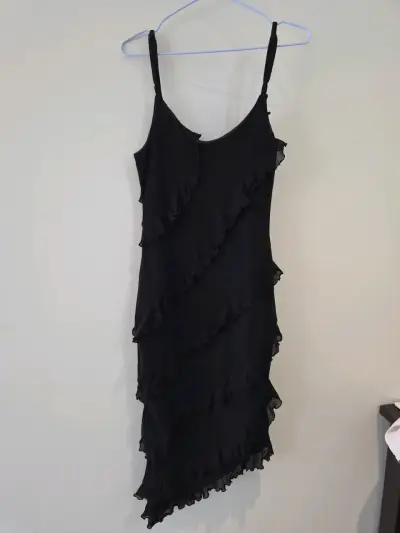 Vestido negro con volantes elegante - miniatura 3
