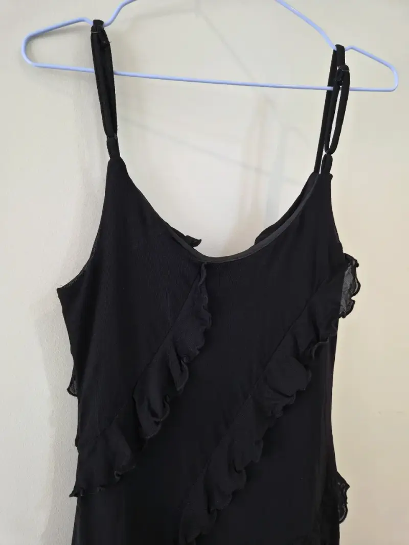 Vestido negro con volantes elegante - 4
