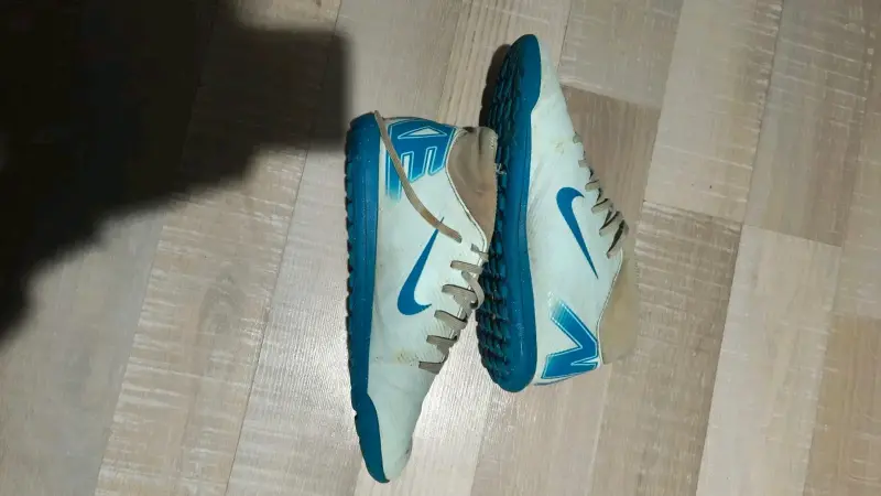 Zapatillas deportivas Nike blancas y azules - 2