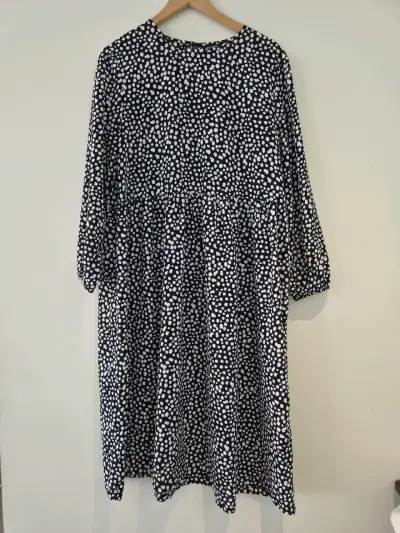 Vestido Monki negro con estampado de lunares - miniatura 1