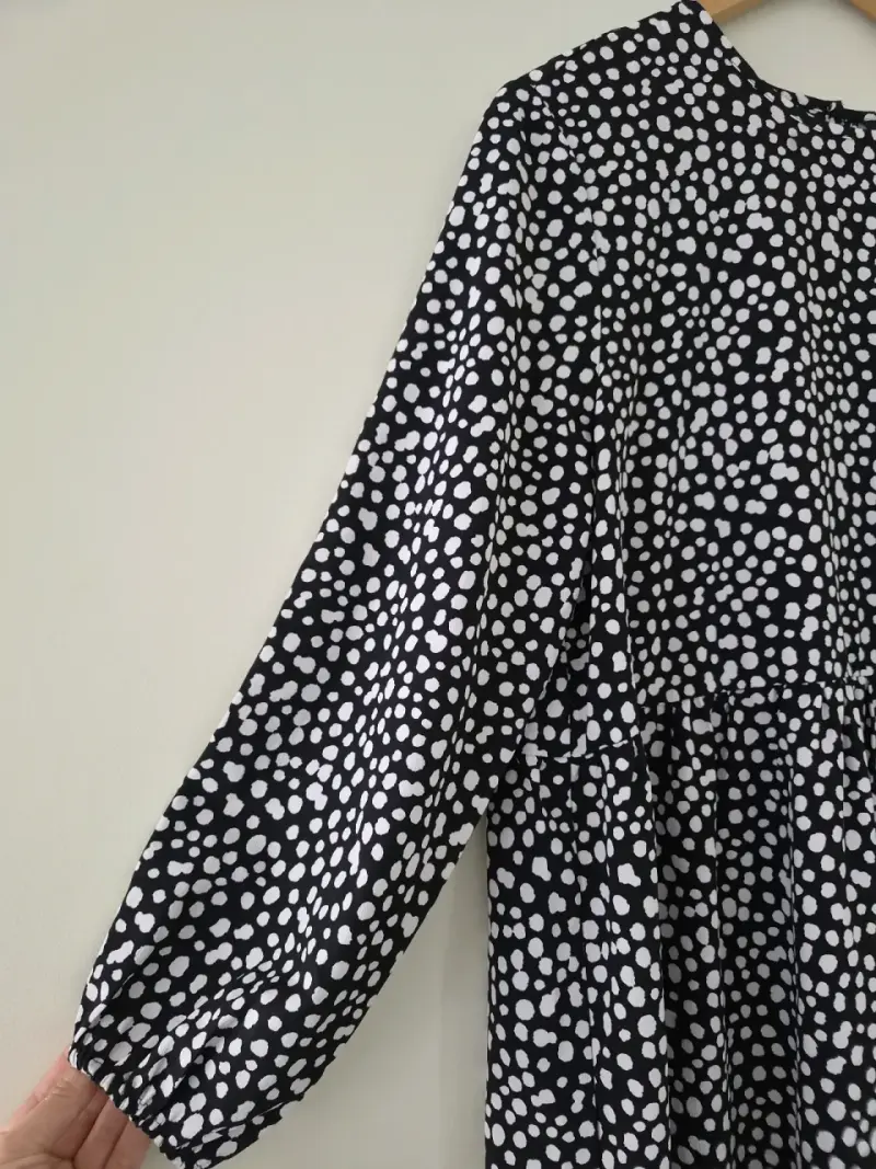 Vestido Monki negro con estampado de lunares - 2