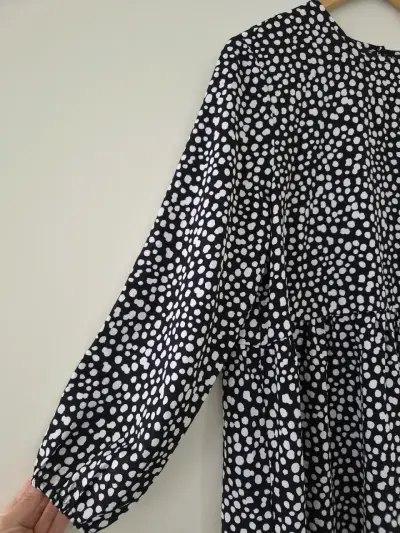 Vestido Monki negro con estampado de lunares - miniatura 2