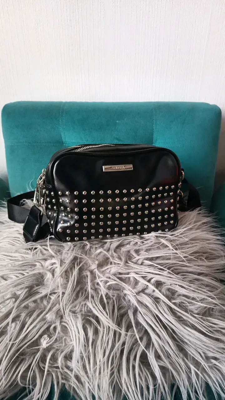 Cartera negra con tachas metálicas - 1
