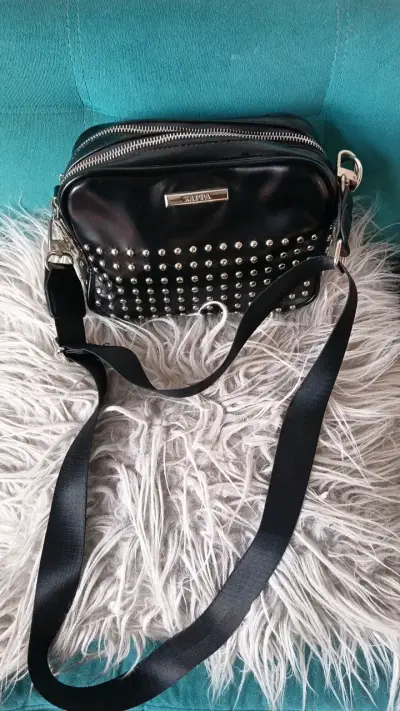 Cartera negra con tachas metálicas - miniatura 2