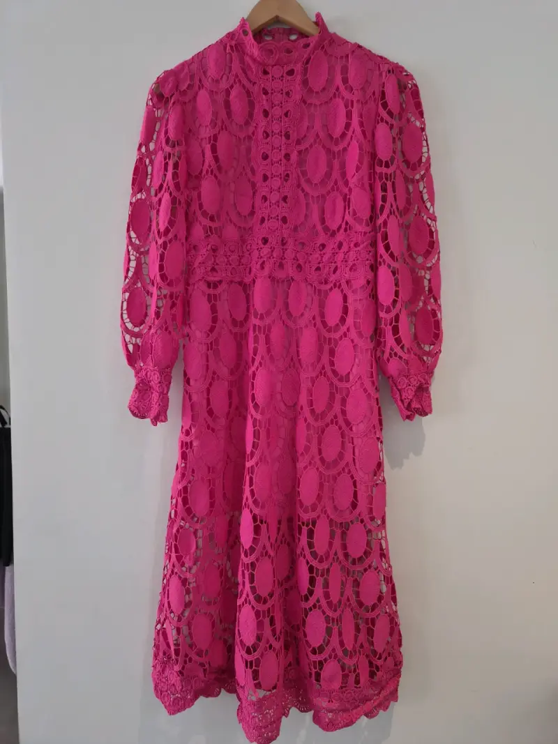 Vestido de encaje fucsia con mangas largas - 2