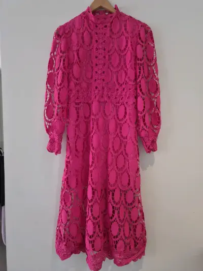 Vestido de encaje fucsia con mangas largas - miniatura 2
