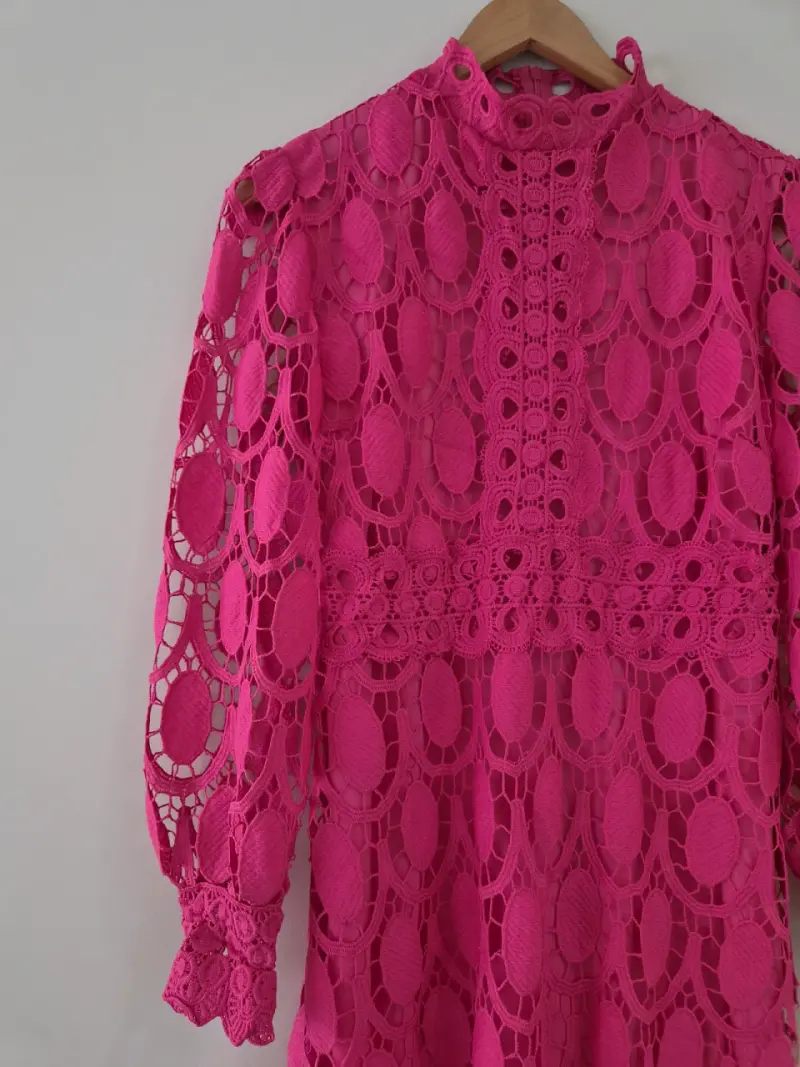 Vestido de encaje fucsia con mangas largas - 3