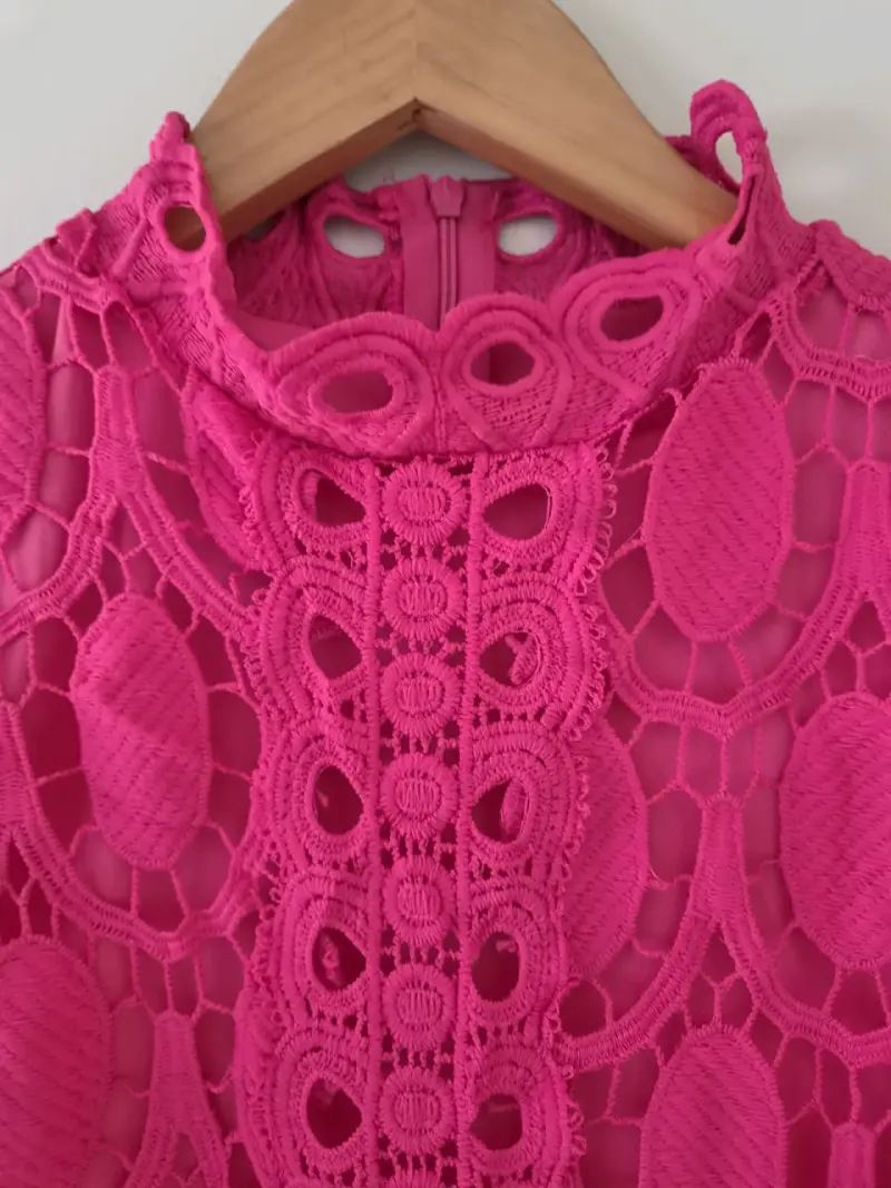 Vestido de encaje fucsia con mangas largas - 4