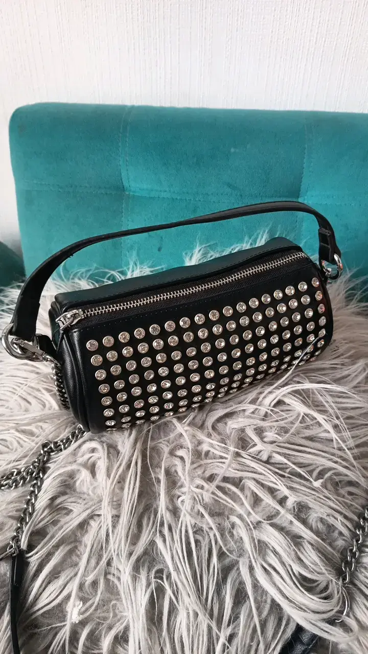 Cartera negra con tachas y cadena - 1