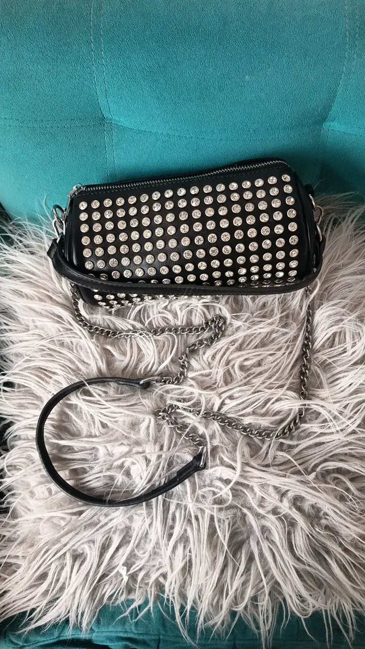 Cartera negra con tachas y cadena - 2