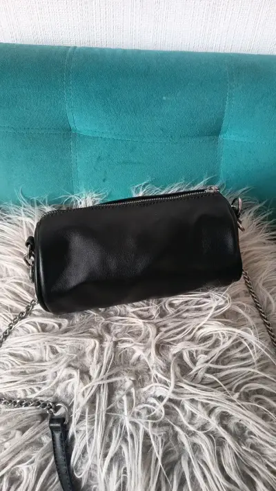 Cartera negra con tachas y cadena - miniatura 3
