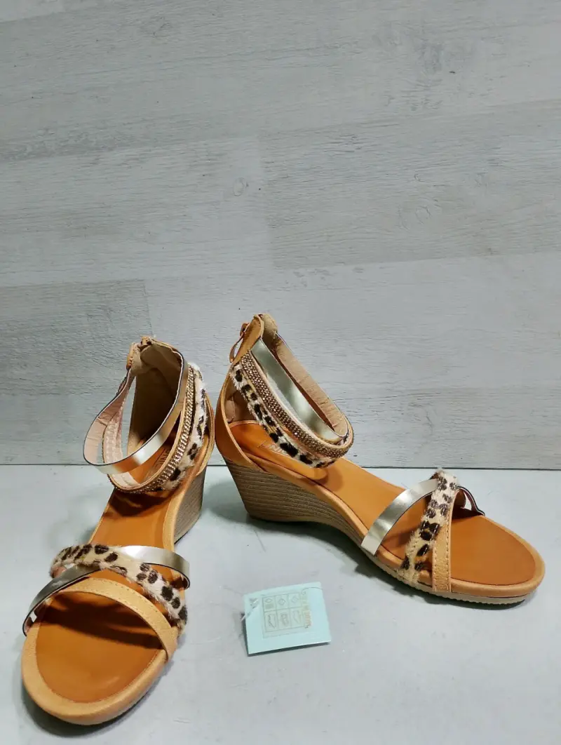 Sandalias de cuña animal print y dorado - 3