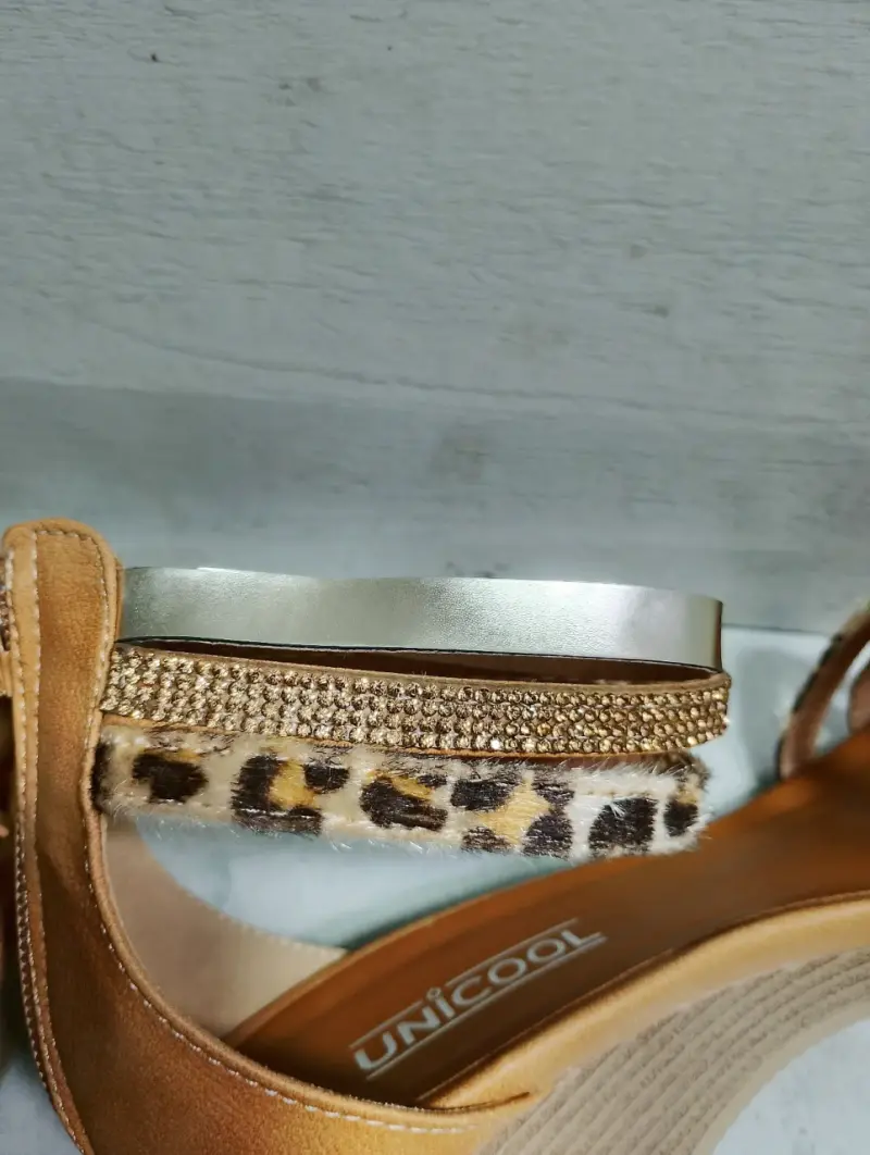 Sandalias de cuña animal print y dorado - 4