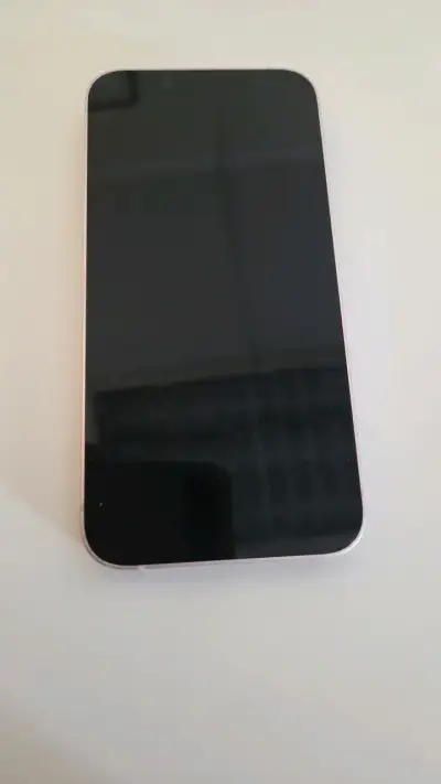 iPhone 13 mini en color rosa en buen estado - miniatura 1