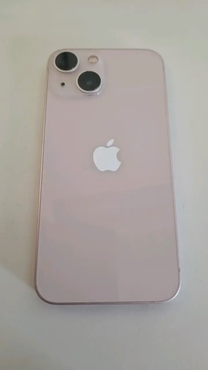 iPhone 13 mini en color rosa en buen estado - 2
