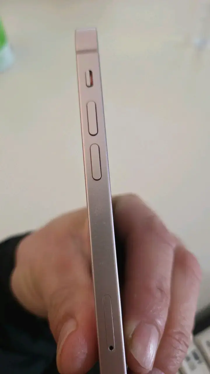 iPhone 13 mini en color rosa en buen estado - 4