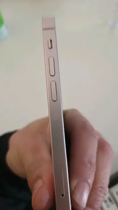 iPhone 13 mini en color rosa en buen estado - miniatura 4