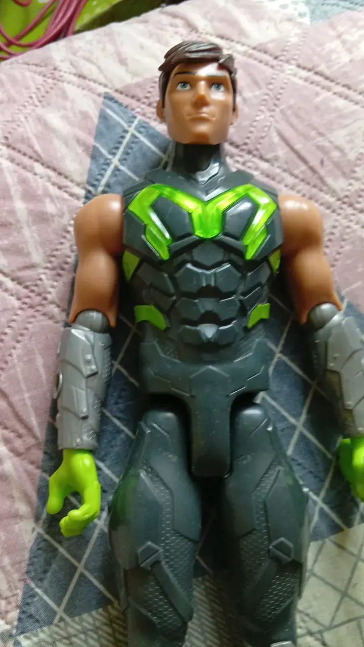Figura de acción con traje verde y negro - 1